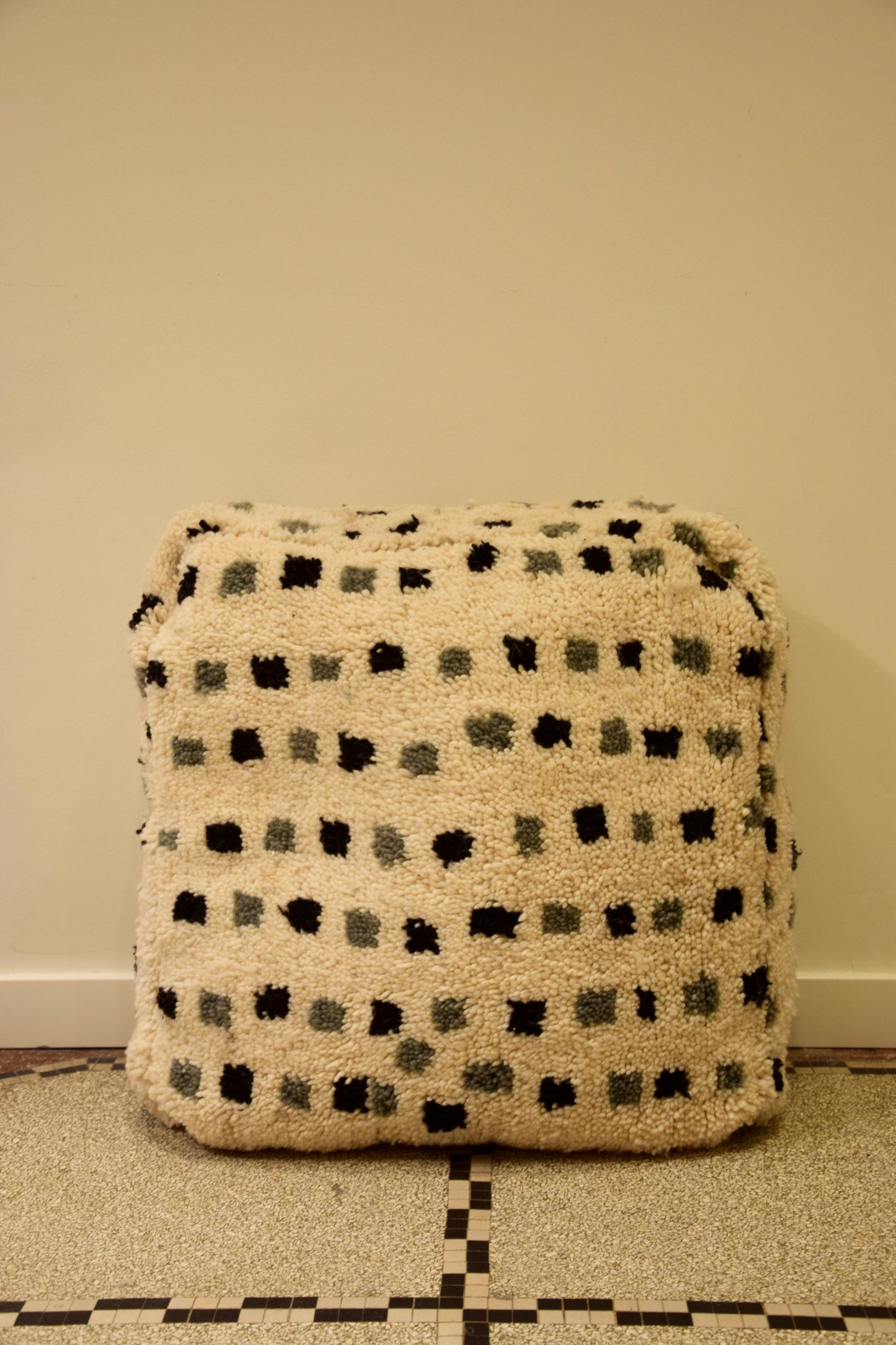 Black and grey dots pouf