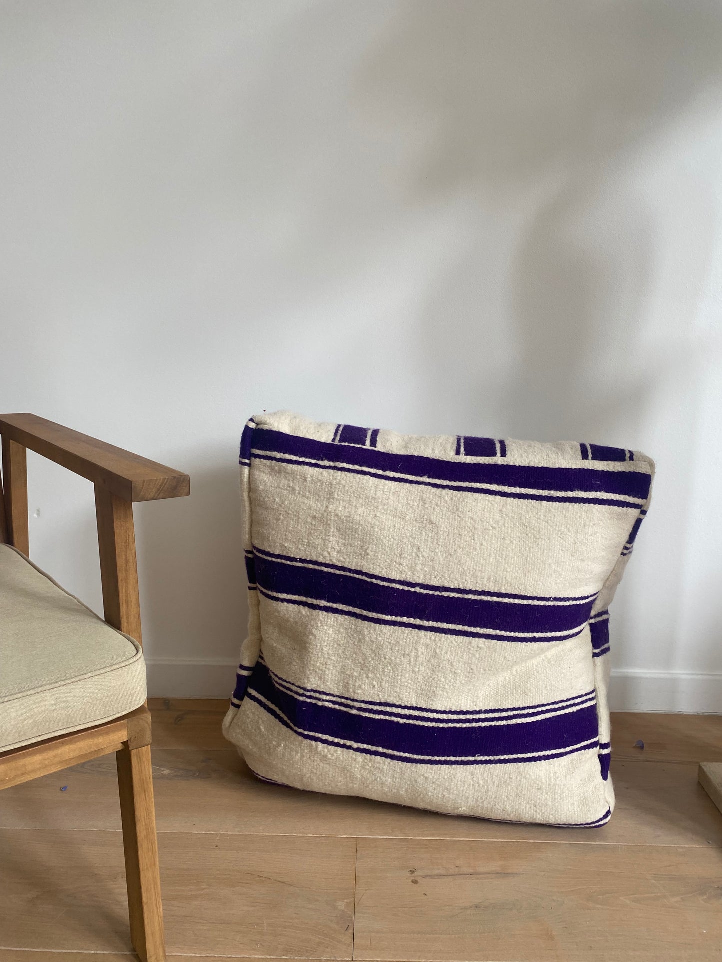 Dark blue striped pouf